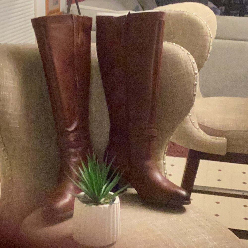 Boots leather uppers Brand new and Elegant